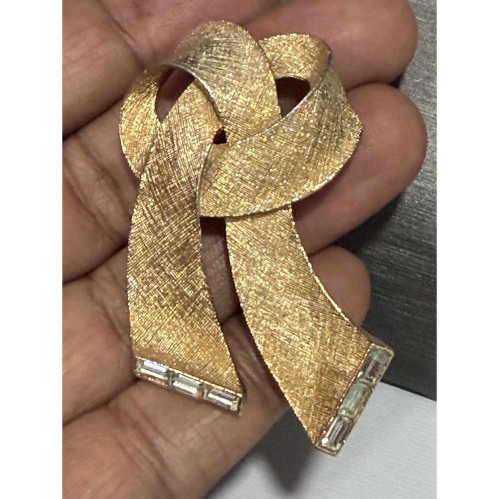 Signed Lisner Gold Tone Textured Ribbon Brooch Clear Baguette Rhinestonea VTG